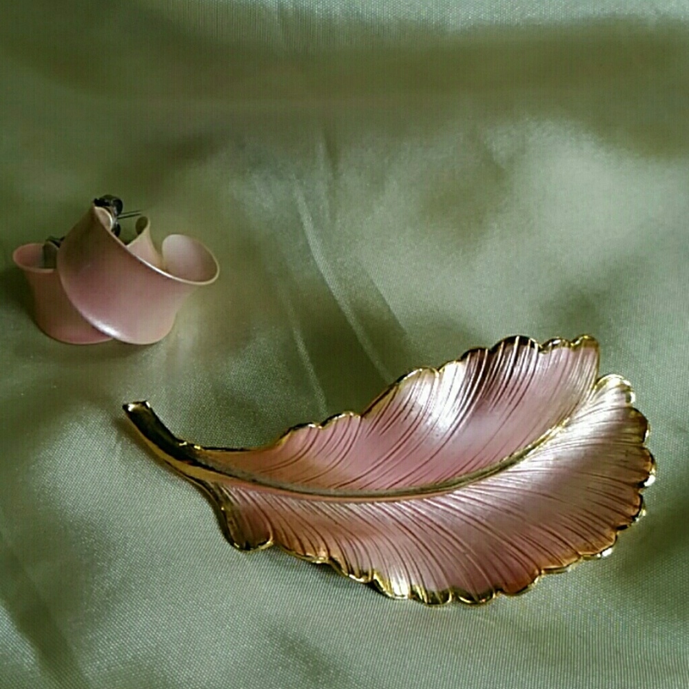 SOLD...Beautiful vintage Sarah Cov. Brooch